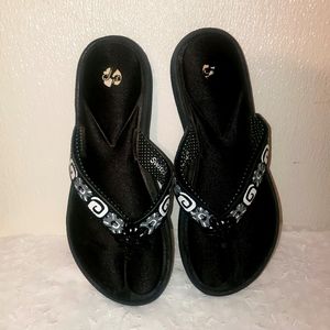 Lindsay Phillips Black and White Flip Flops
